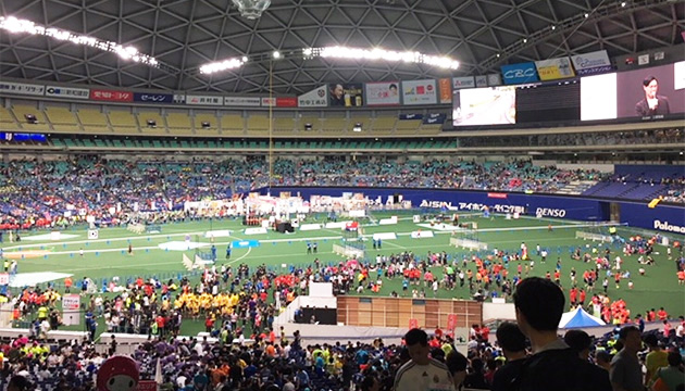 スタンド席から見た名古屋ドームリレーマラソン参加者たち