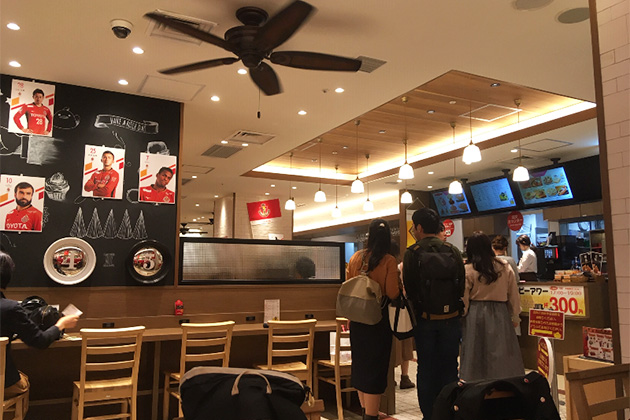 トラッツィオーネ ナゴヤ店内